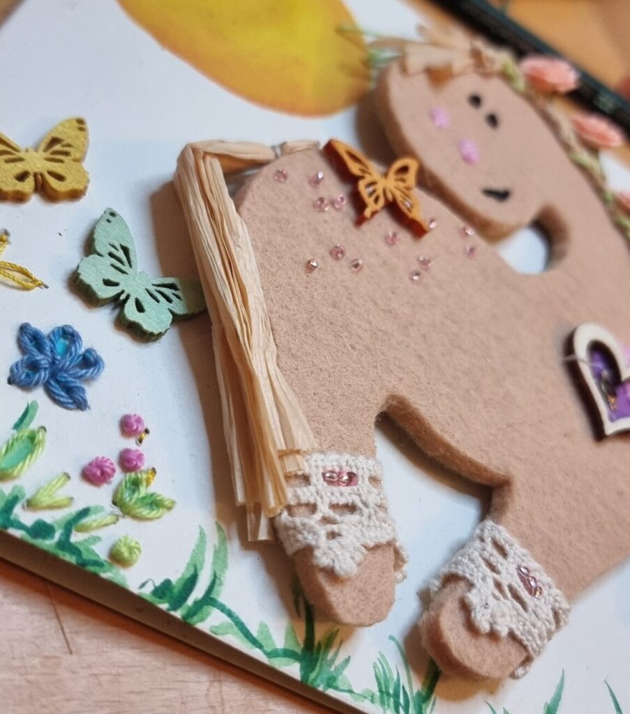 DIY, Pferdekarte basteln aus Filz, Garnen, Frühlingsblumen und Glasperlen