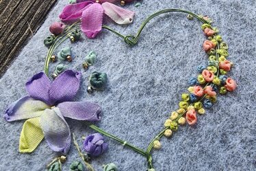 stickerei mit seidenbänder und garnen