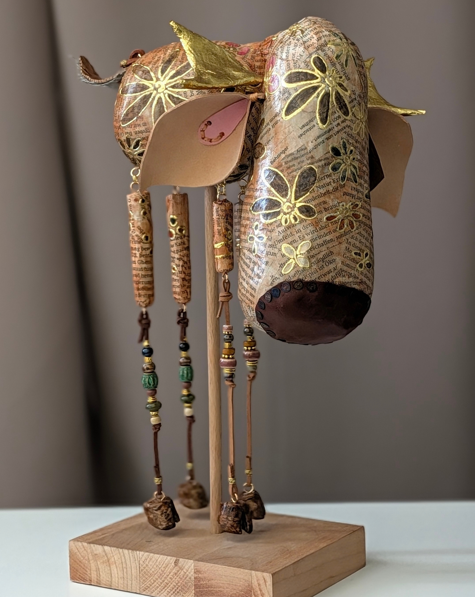 Elch Skulptur aus Pappmaché, Mixed Media, schöne Weihnachtsdekoration oder Liebhaberskulptur